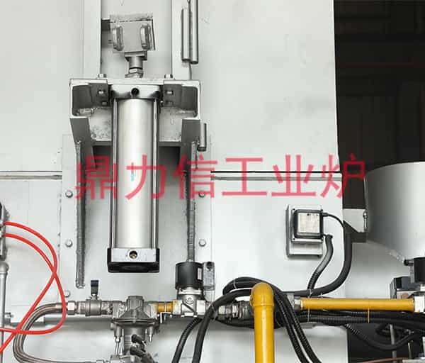 機邊熔化保溫爐