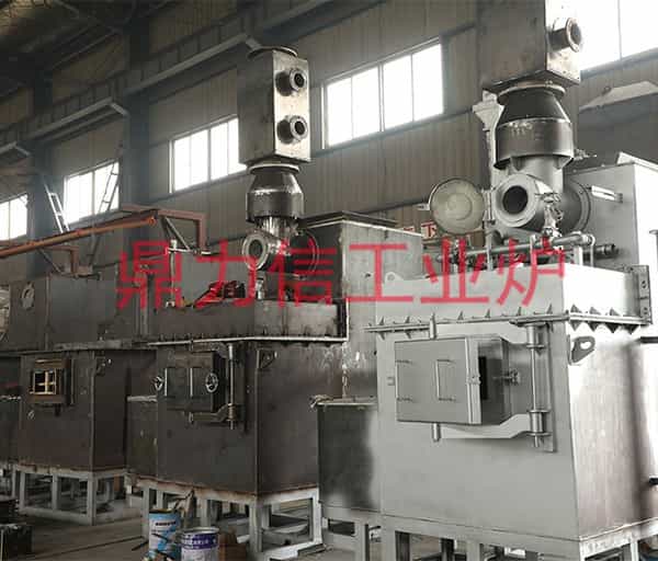 機邊熔化保溫爐